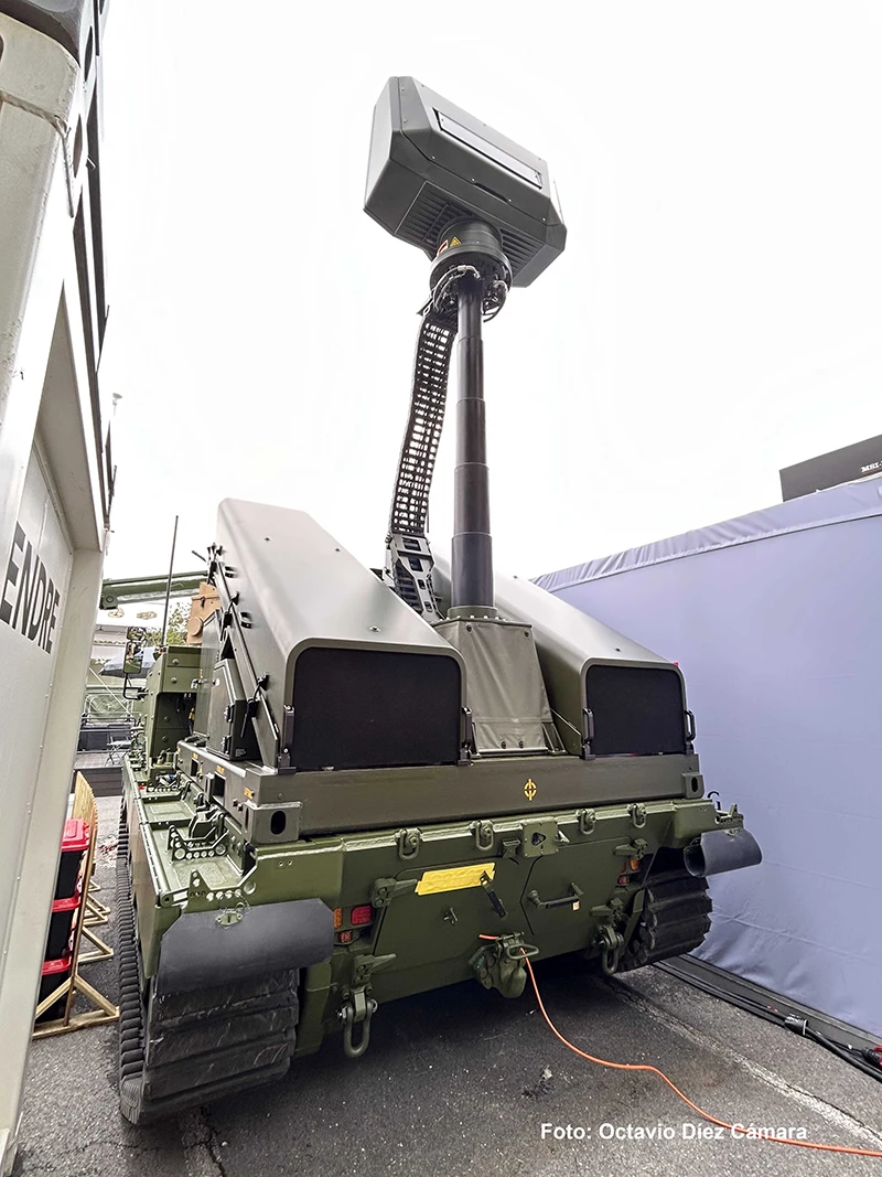 Este encuadre trasero permite observar los dos lanzadores dobles de misiles y, en posicin central, el radar tridimensional con pedestal para elevar la antena. Foto: Octavio Dez Cmara